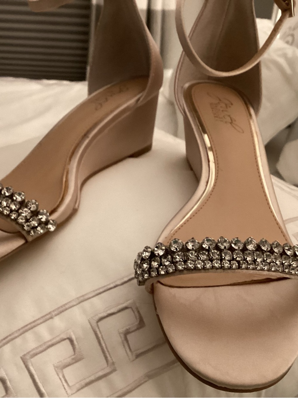 Badgley Mischka Crystal-Embellished champagne wedge size 8 EUC.